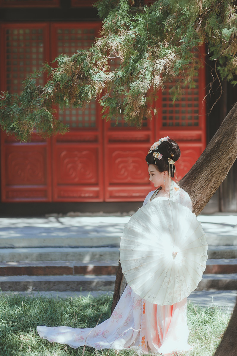 宫廷中的古装盘发美女