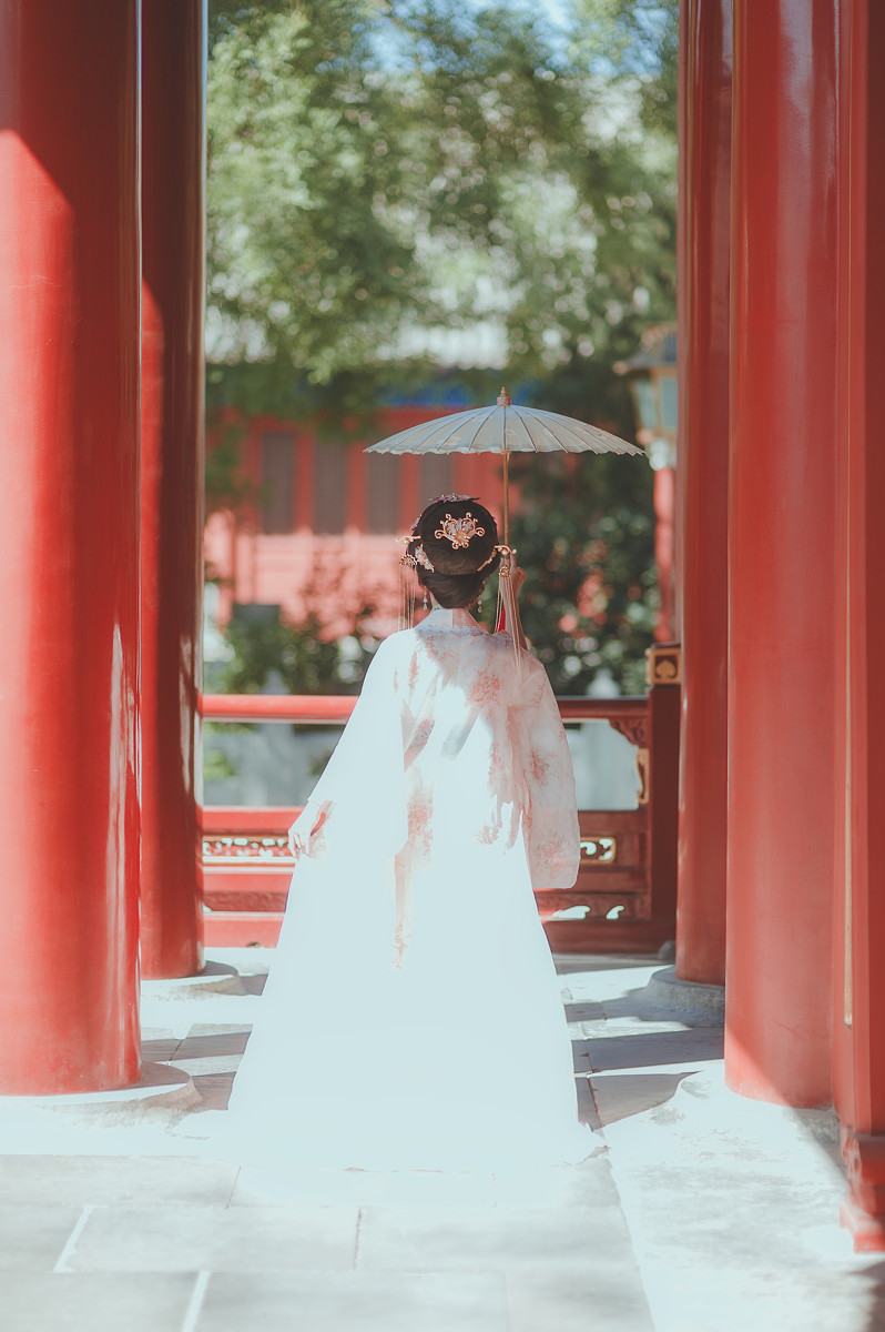 宫廷中的古装盘发美女