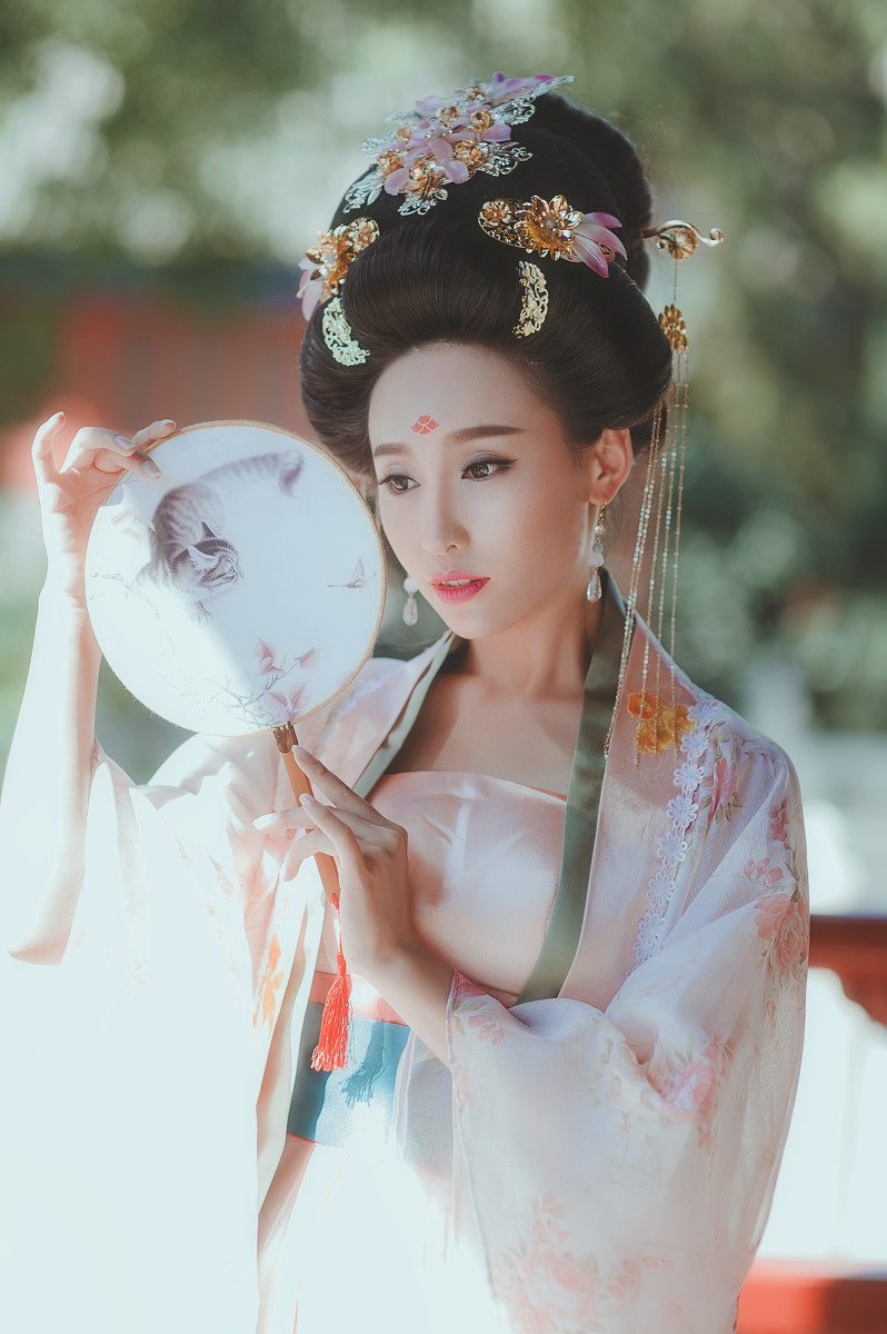 宫廷中的古装盘发美女