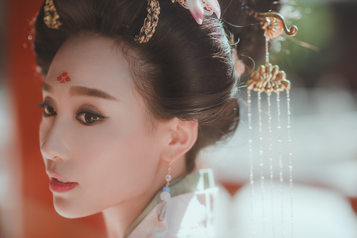 宫廷中的古装盘发美女