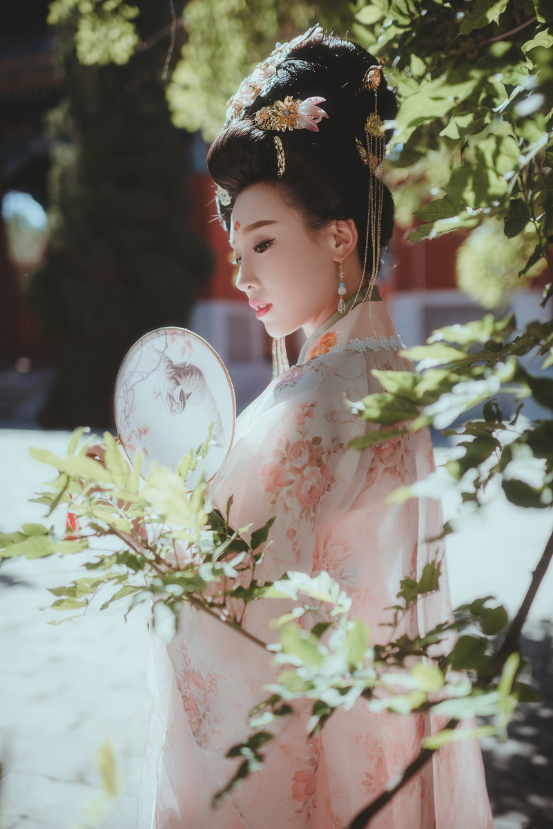 宫廷中的古装盘发美女