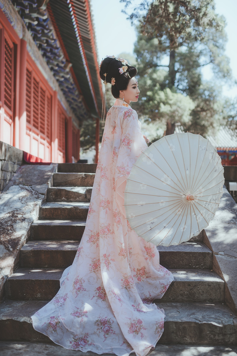 宫廷中的古装盘发美女