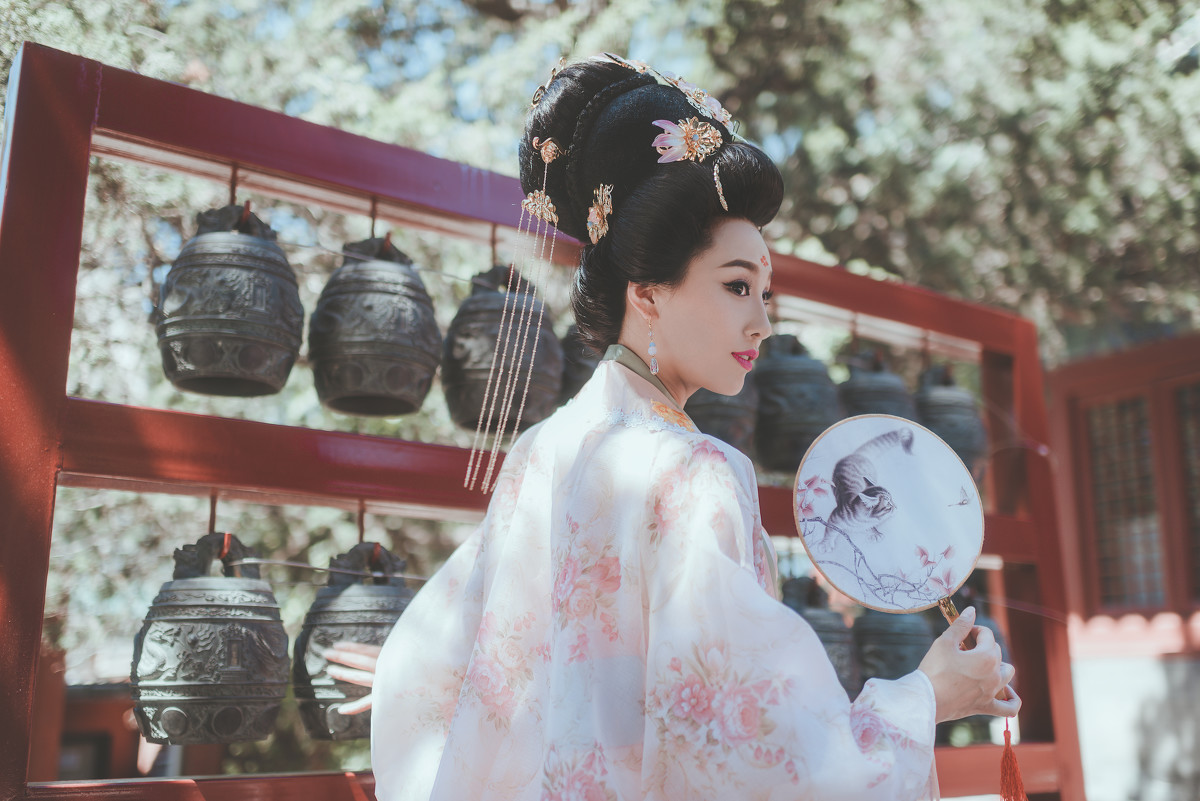 宫廷中的古装盘发美女