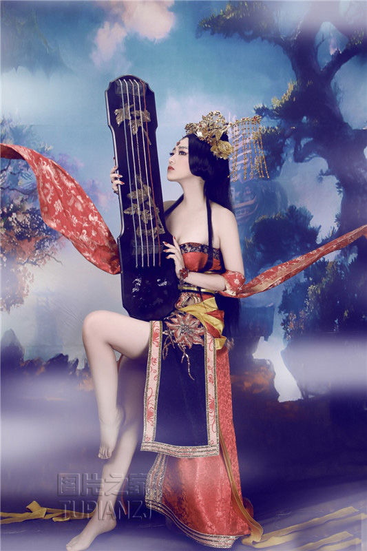 华丽女孩古典装图片 抹胸红裙秀酥胸