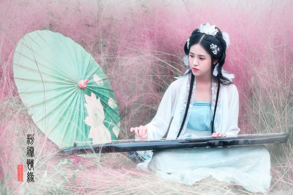 明眸善睐的古装大美女梦幻花海迷人古风摄影图片