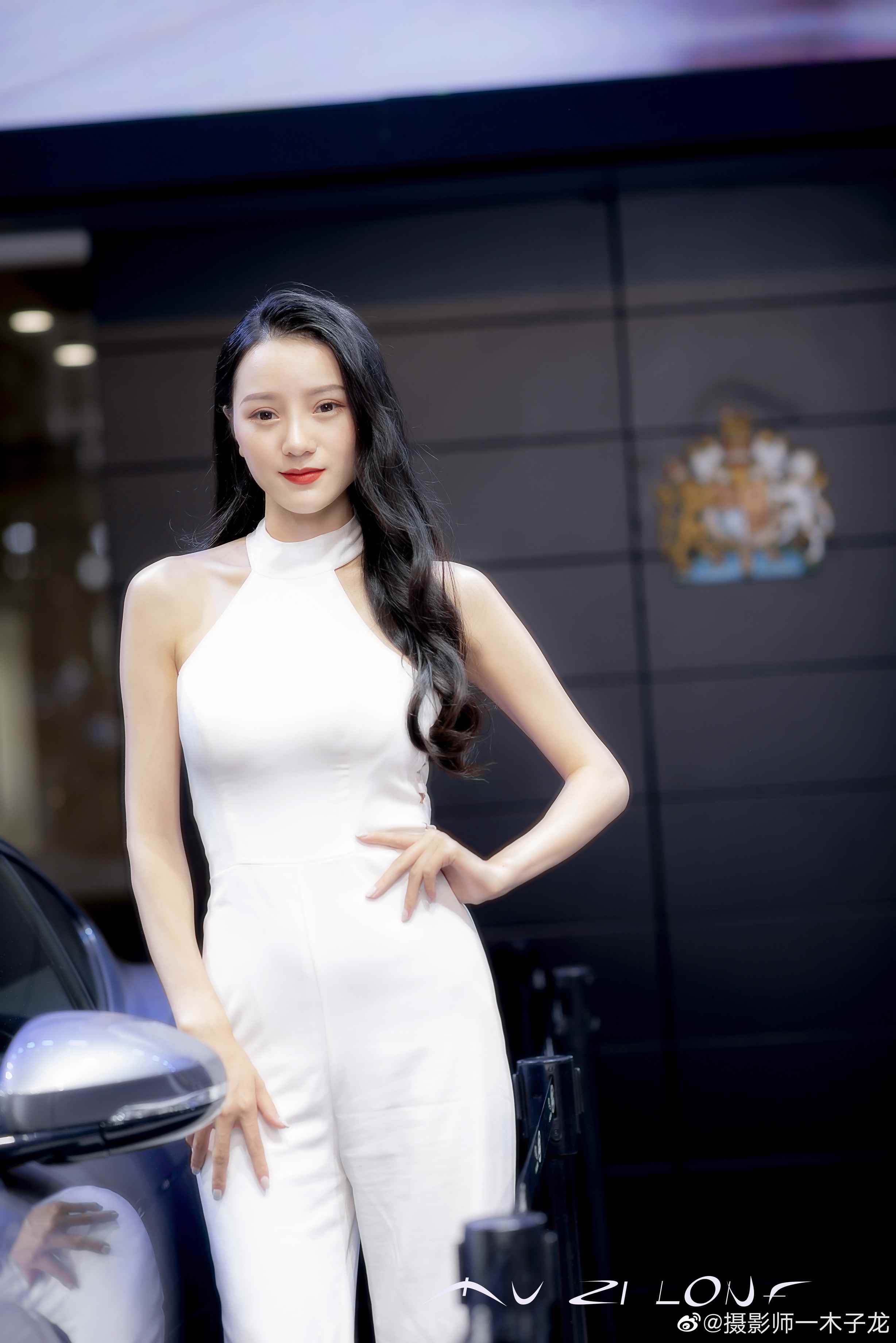 纤细车模身姿窈窕曼妙性感图片