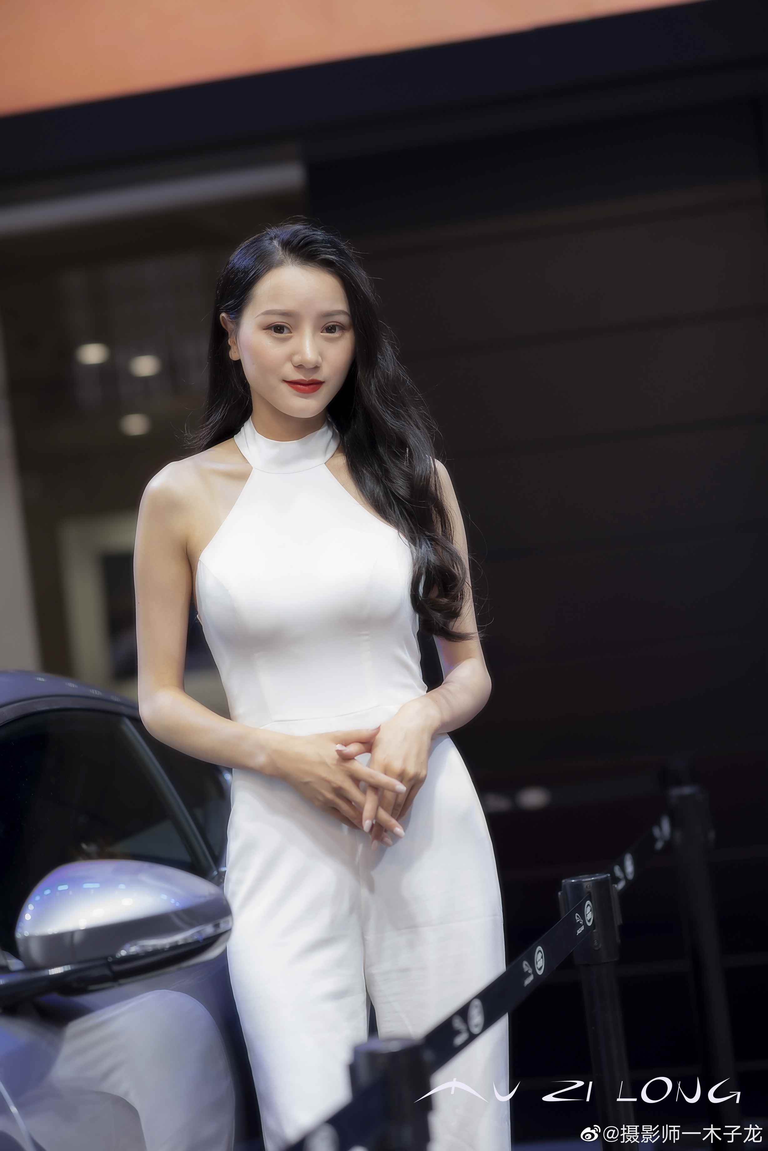 纤细车模身姿窈窕曼妙性感图片