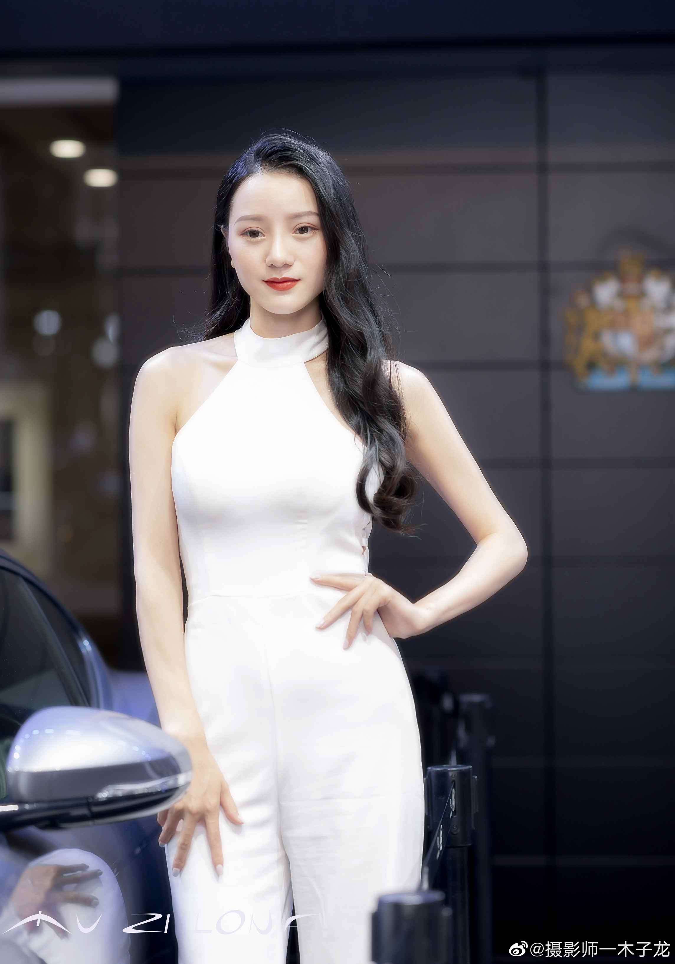 纤细车模身姿窈窕曼妙性感图片