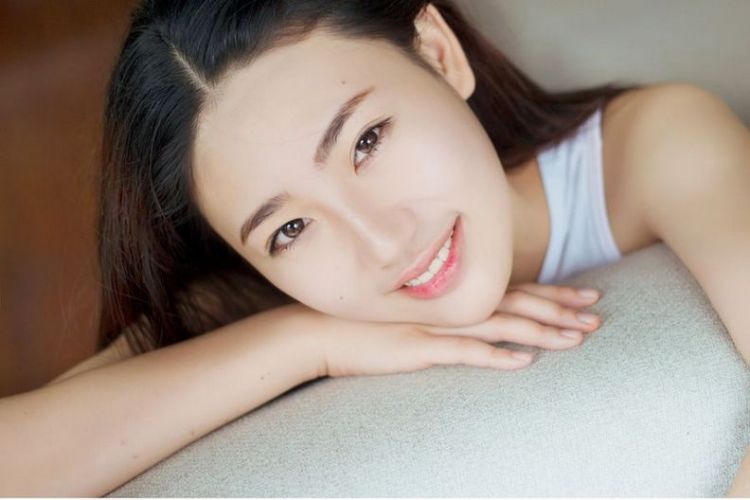 性感长发美女白色小背心柔美迷人写真