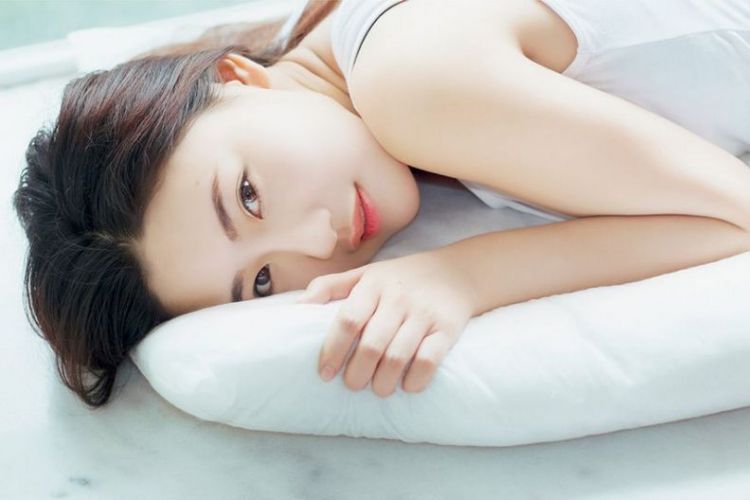 性感长发美女白色小背心柔美迷人写真