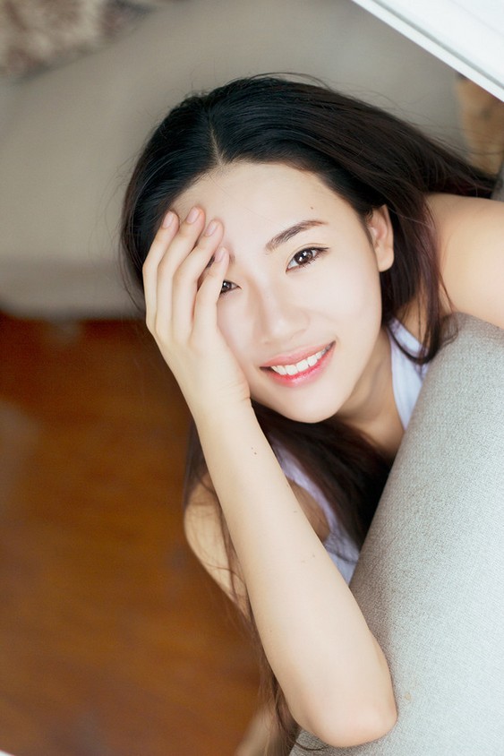 性感长发美女白色小背心柔美迷人写真