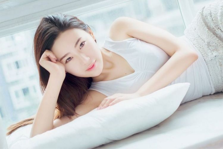 性感长发美女白色小背心柔美迷人写真