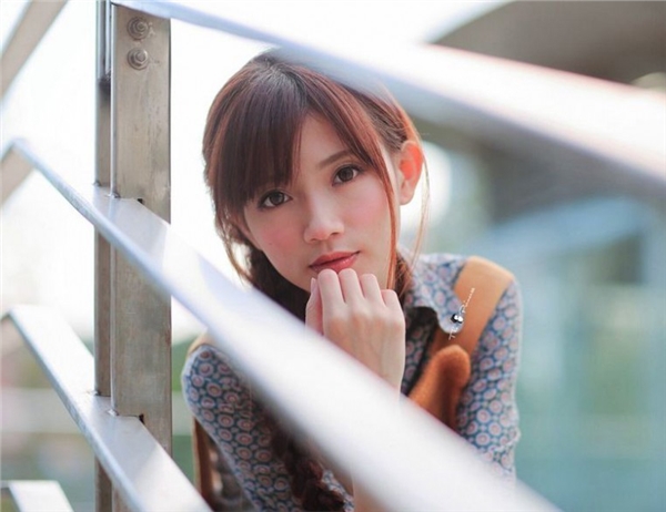 性感长发美女白色小背心柔美迷人写真