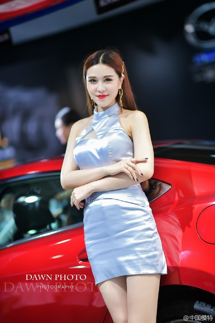 白皙嫩肤超短裙美女车模