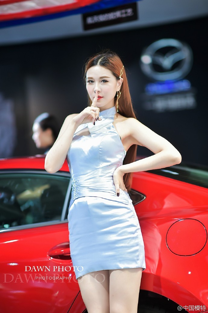 白皙嫩肤超短裙美女车模