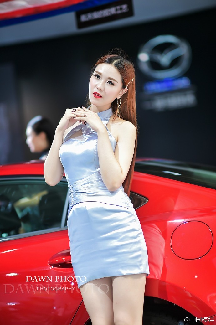 白皙嫩肤超短裙美女车模