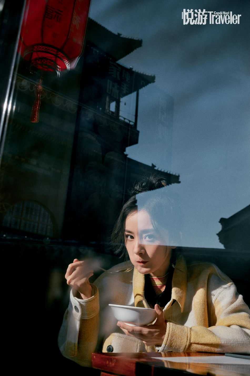 杨幂走街串巷烟火气息十足写真