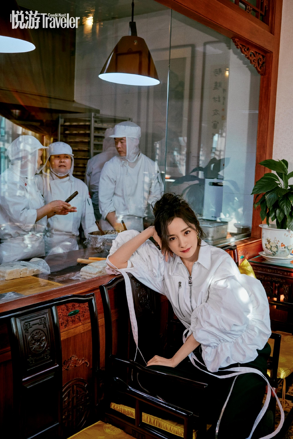 杨幂走街串巷烟火气息十足写真