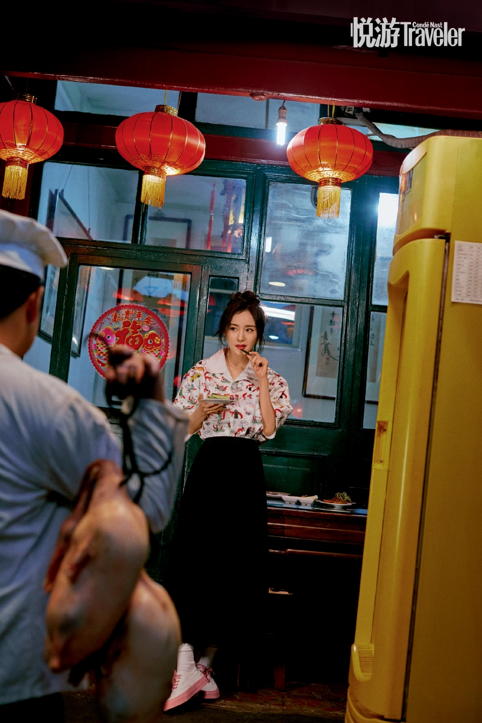 杨幂走街串巷烟火气息十足写真