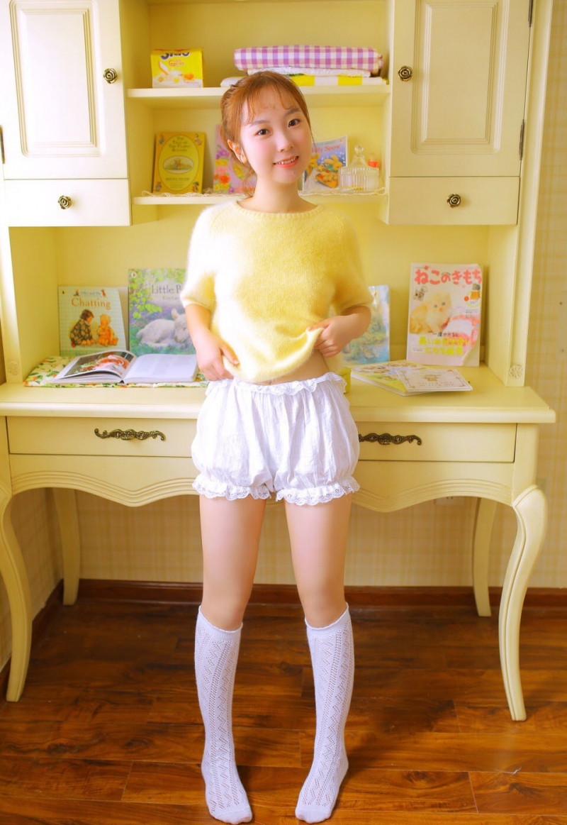 金发少女白丝美腿纤细苗条写真