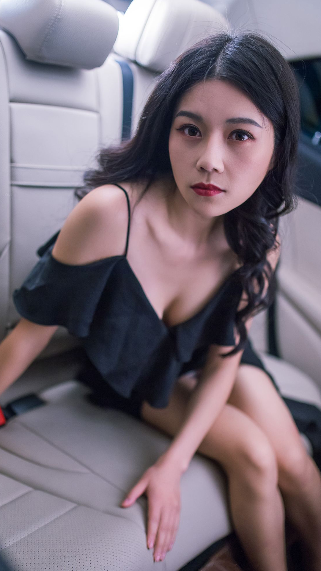 低胸爆乳的美女车模吊带巨乳美艳春色的人体艺术摄影