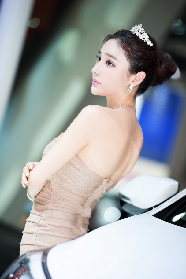 优雅裸肩抹胸美少妇车模