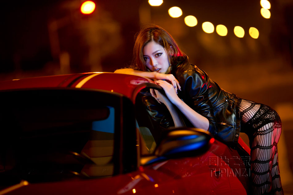 嫩模性感真空秀 展热辣曲线