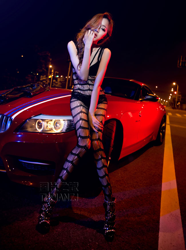 嫩模性感真空秀 展热辣曲线