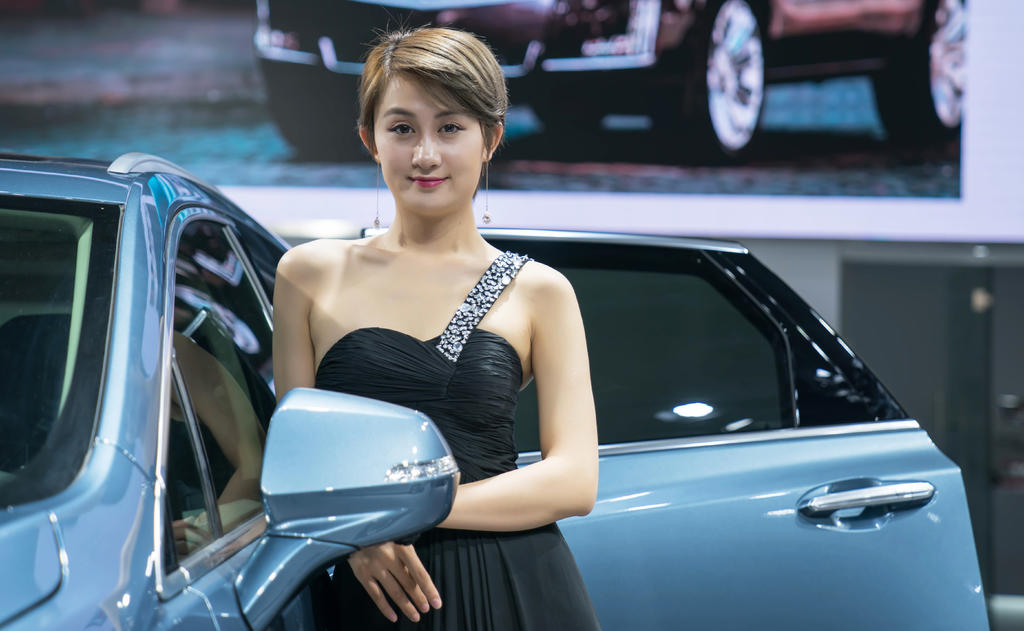 短发车模抹胸长裙美艳动人写真