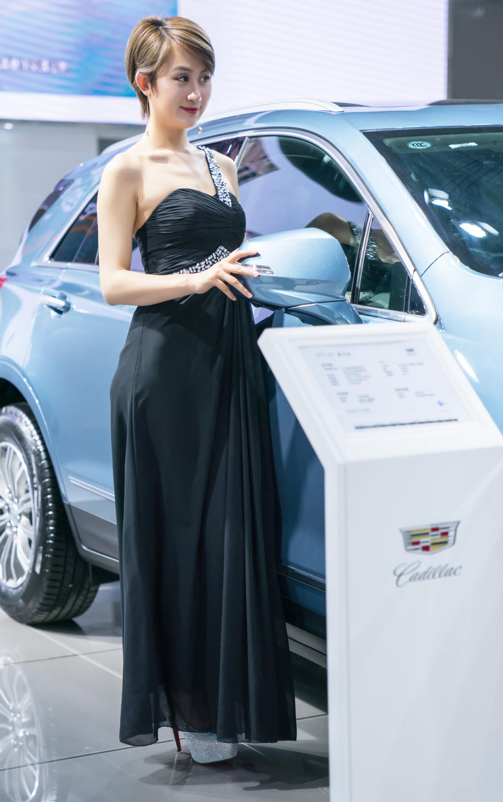 短发车模抹胸长裙美艳动人写真