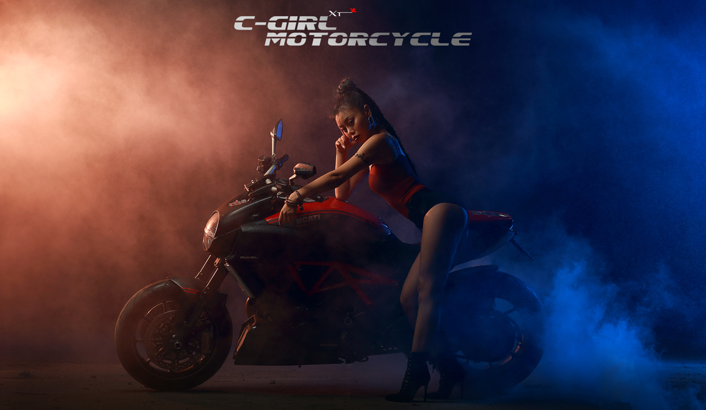 性感机车美女吊带装超短裤翘臀美腿诱惑写真