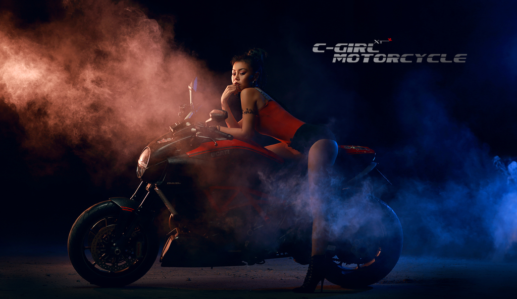 性感机车美女吊带装超短裤翘臀美腿诱惑写真