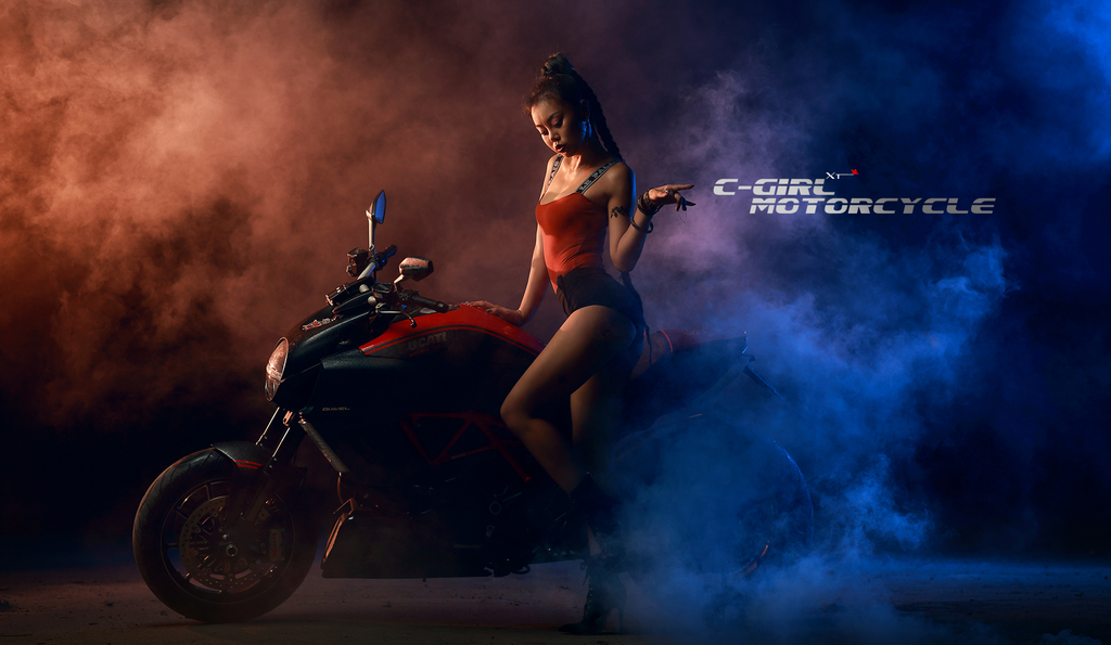 性感机车美女吊带装超短裤翘臀美腿诱惑写真