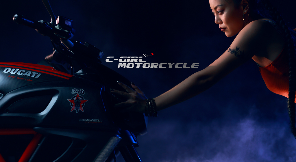 性感机车美女吊带装超短裤翘臀美腿诱惑写真