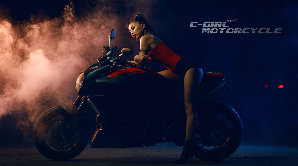 性感机车美女吊带装超短裤翘臀美腿诱惑写真