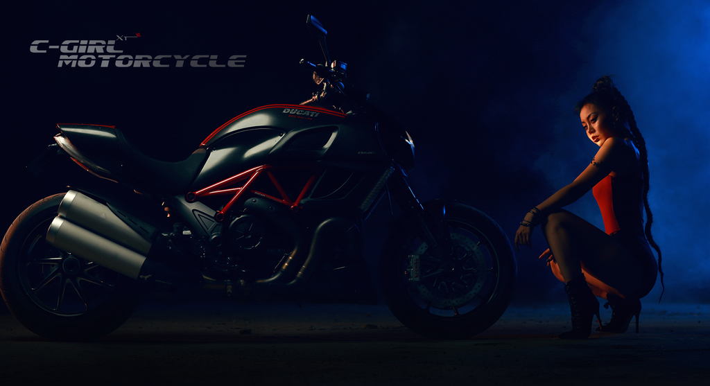 性感机车美女吊带装超短裤翘臀美腿诱惑写真