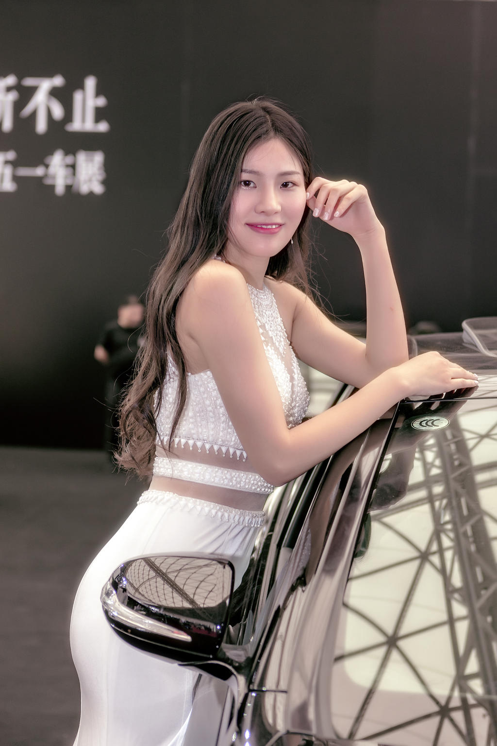 优雅美女车展举止动人艺术照