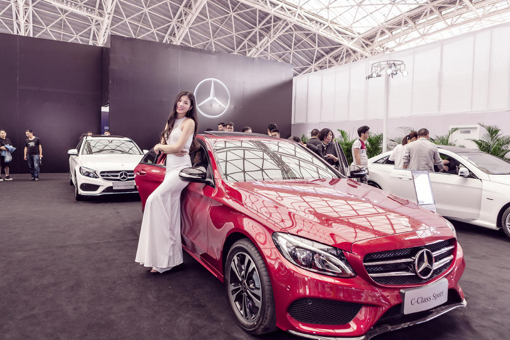 优雅美女车展举止动人艺术照