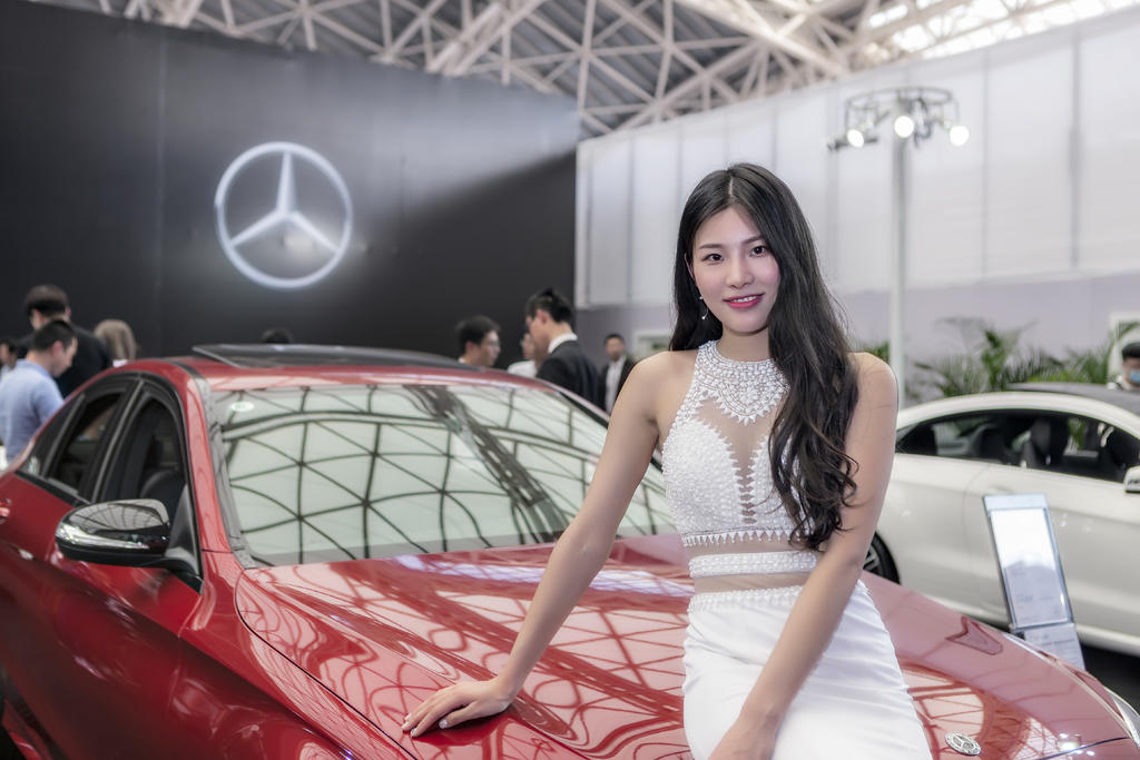 优雅美女车展举止动人艺术照