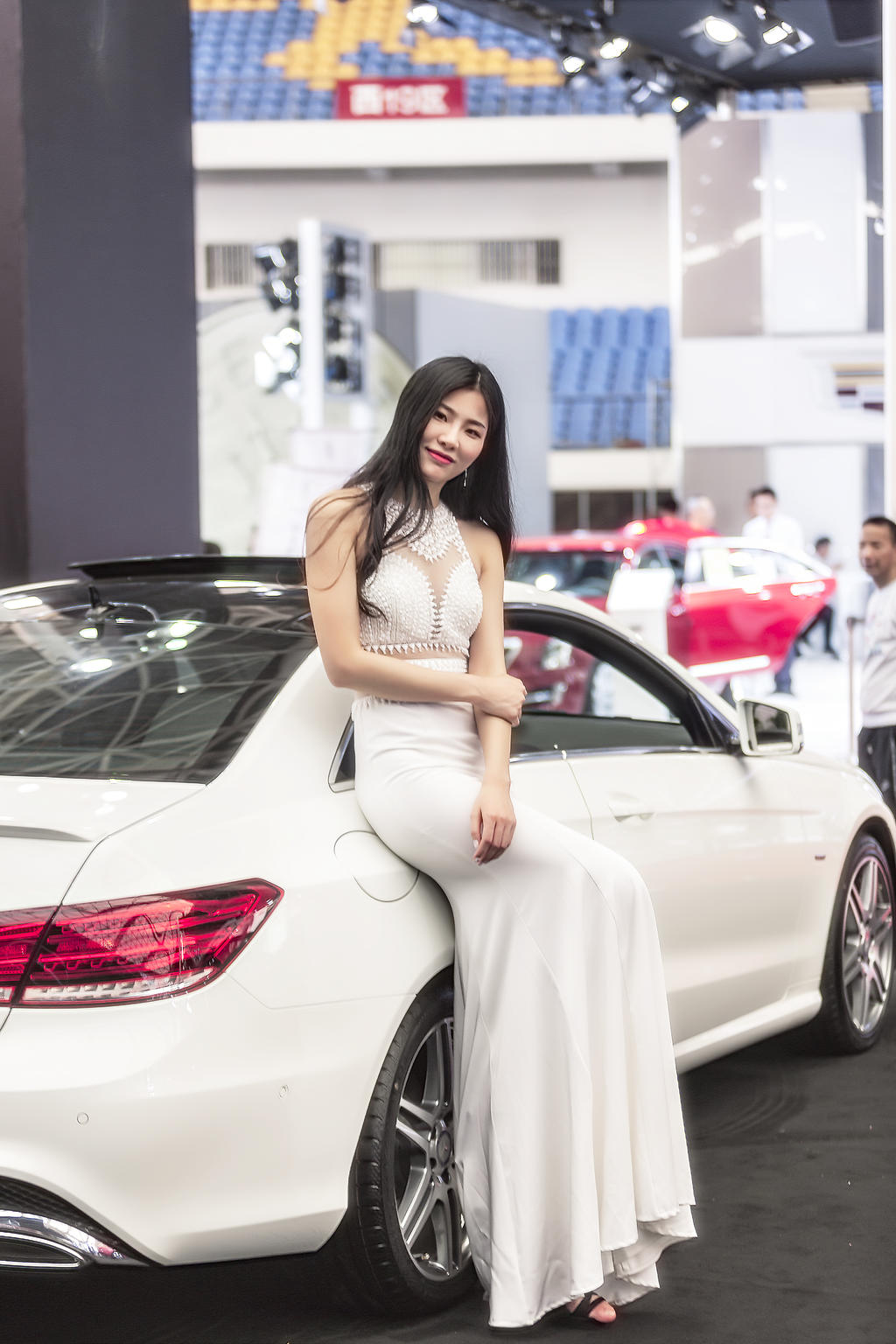 优雅美女车展举止动人艺术照