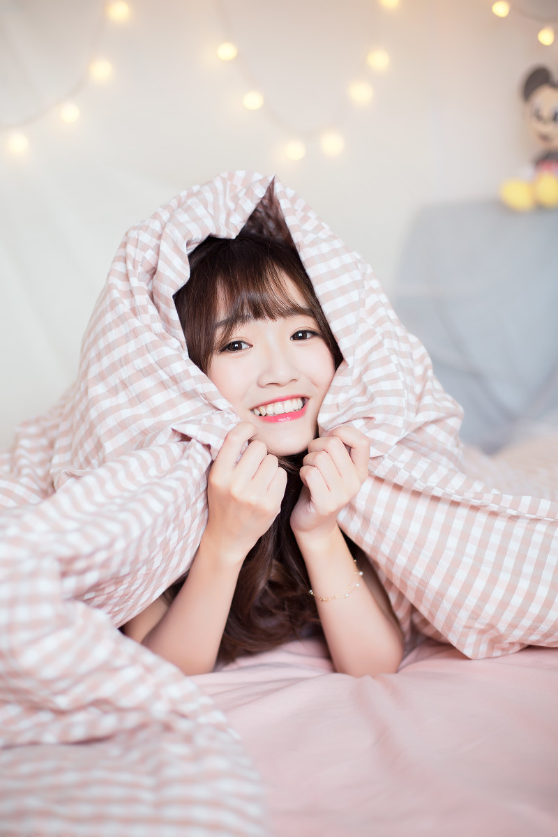 刘海美少女床上俏皮写真