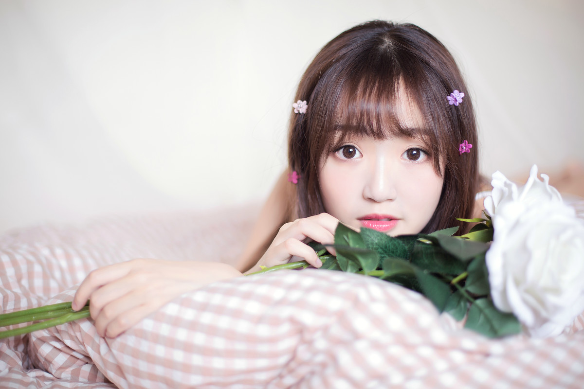 刘海美少女床上俏皮写真