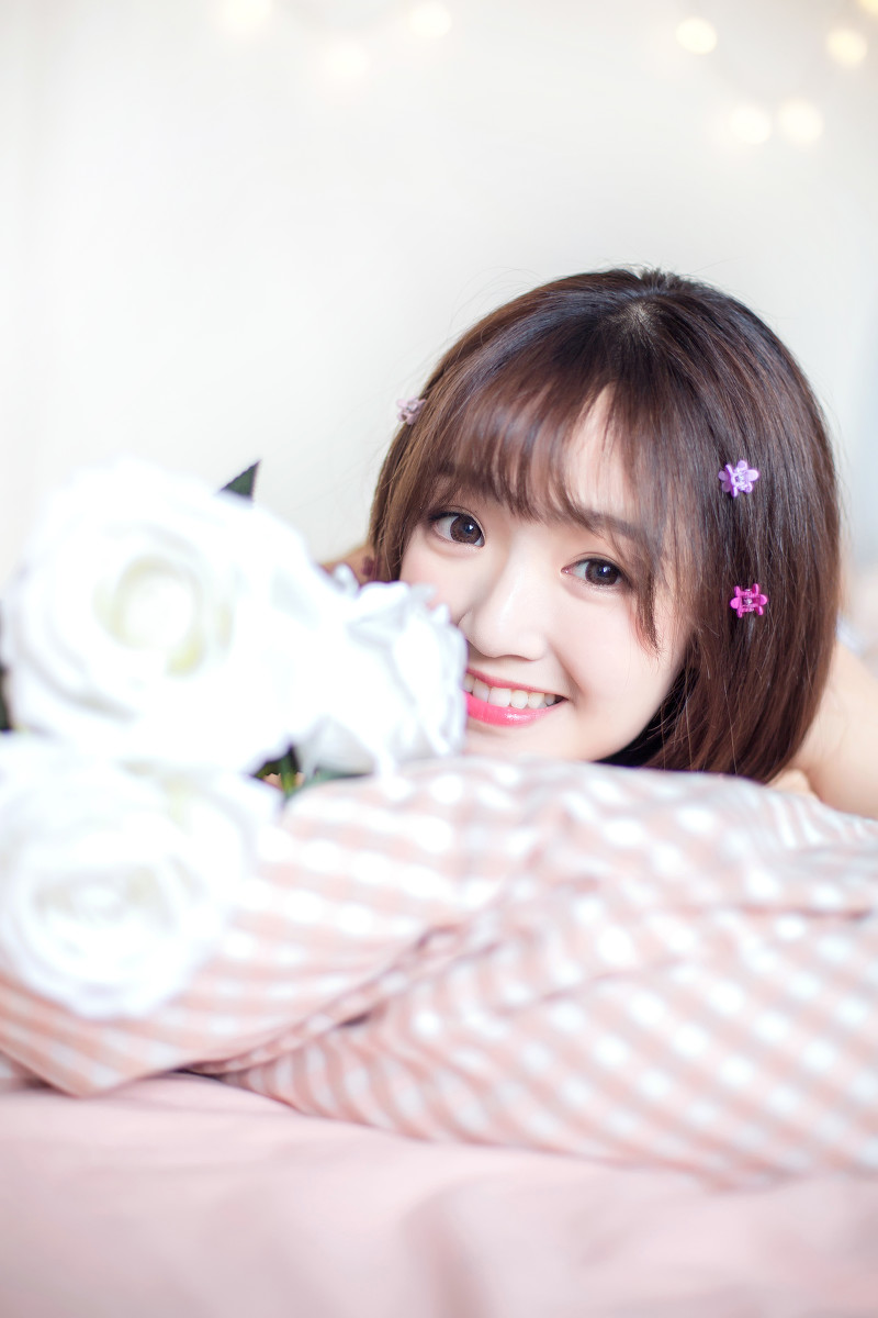 刘海美少女床上俏皮写真