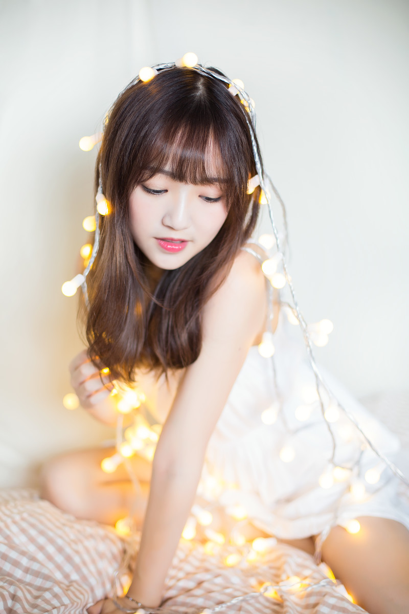 刘海美少女床上俏皮写真