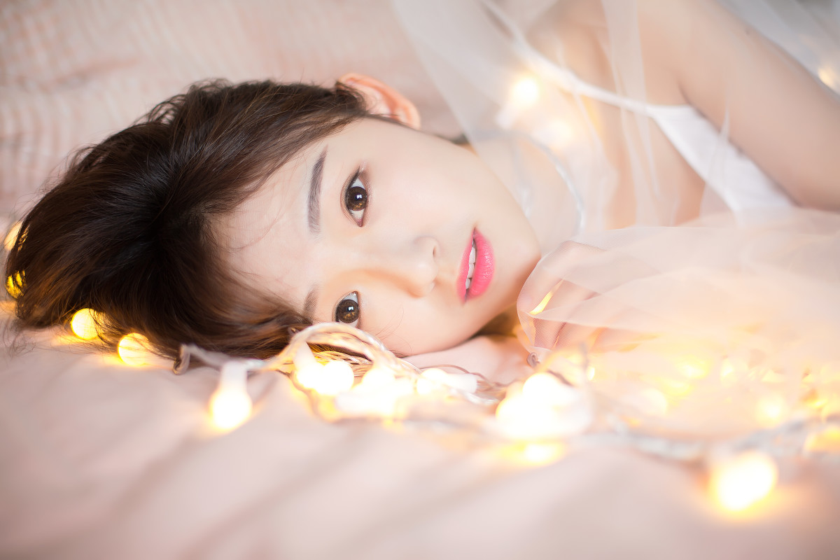 刘海美少女床上俏皮写真