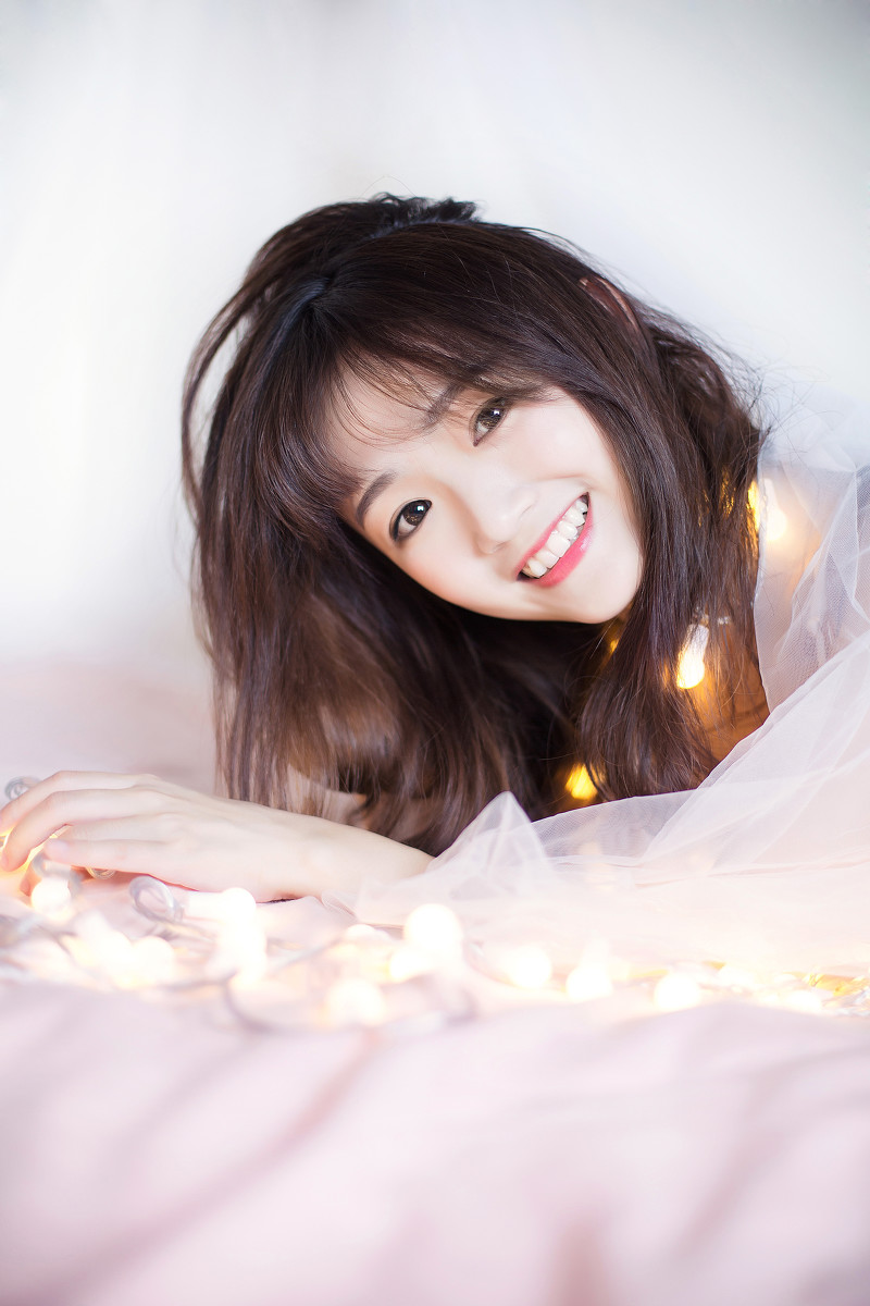 刘海美少女床上俏皮写真