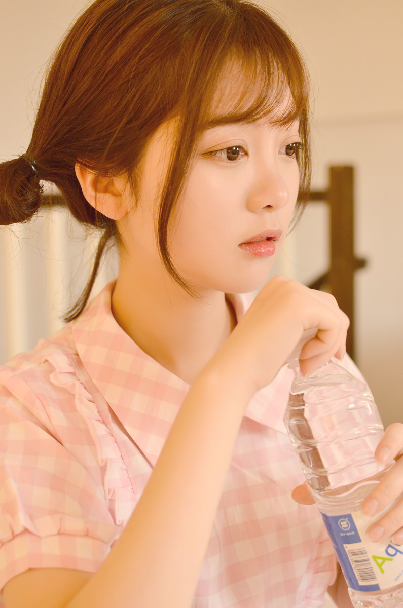 萌萌哒的刘海大眼婴儿肥美女