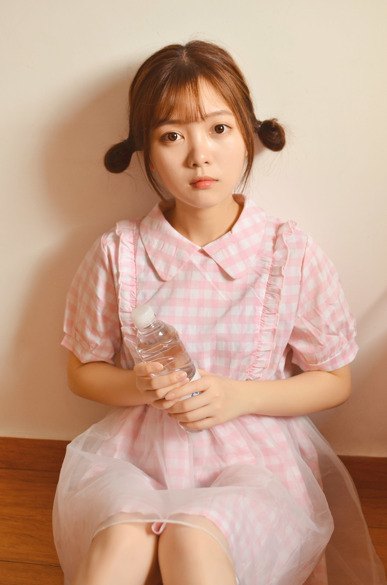 萌萌哒的刘海大眼婴儿肥美女