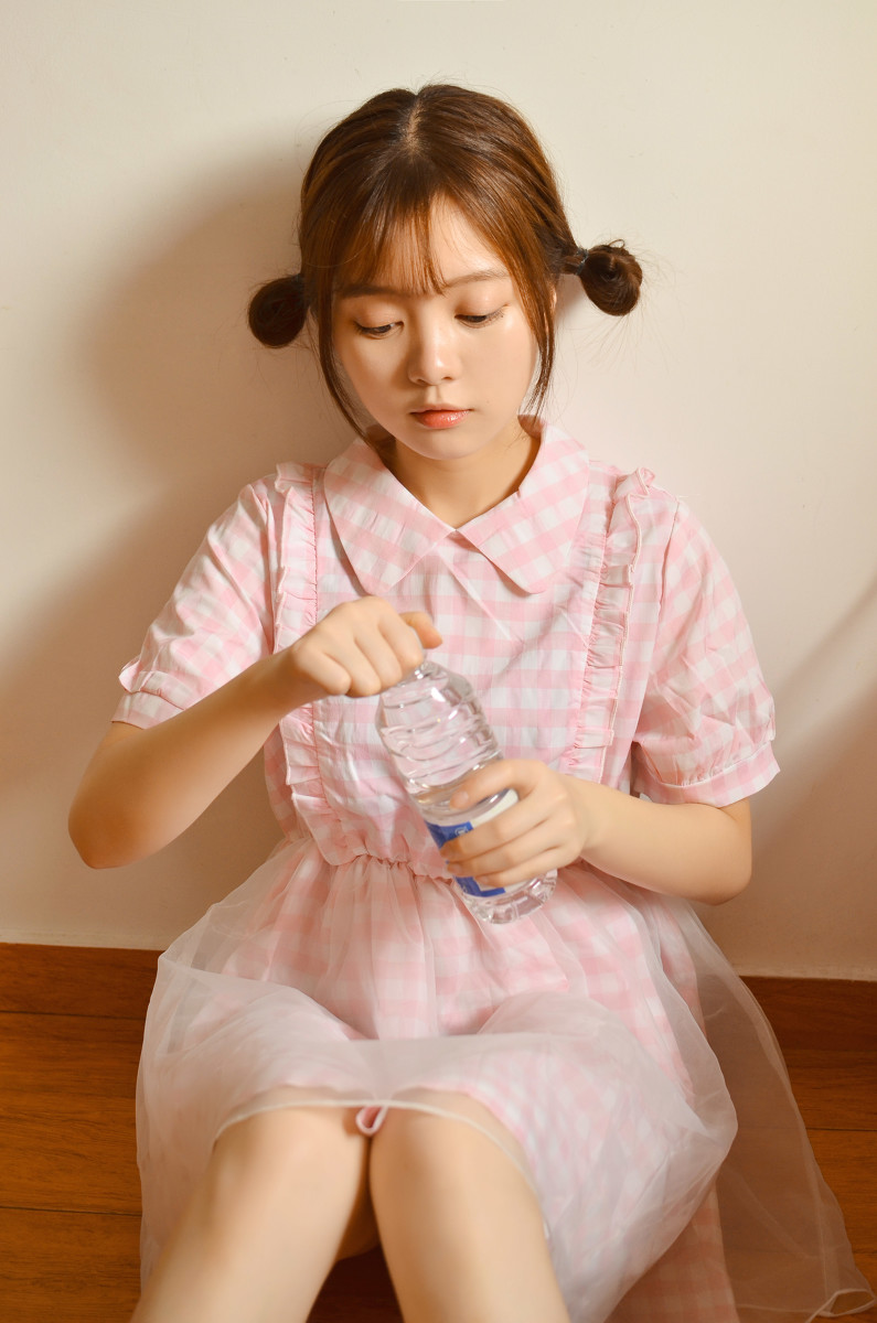 萌萌哒的刘海大眼婴儿肥美女