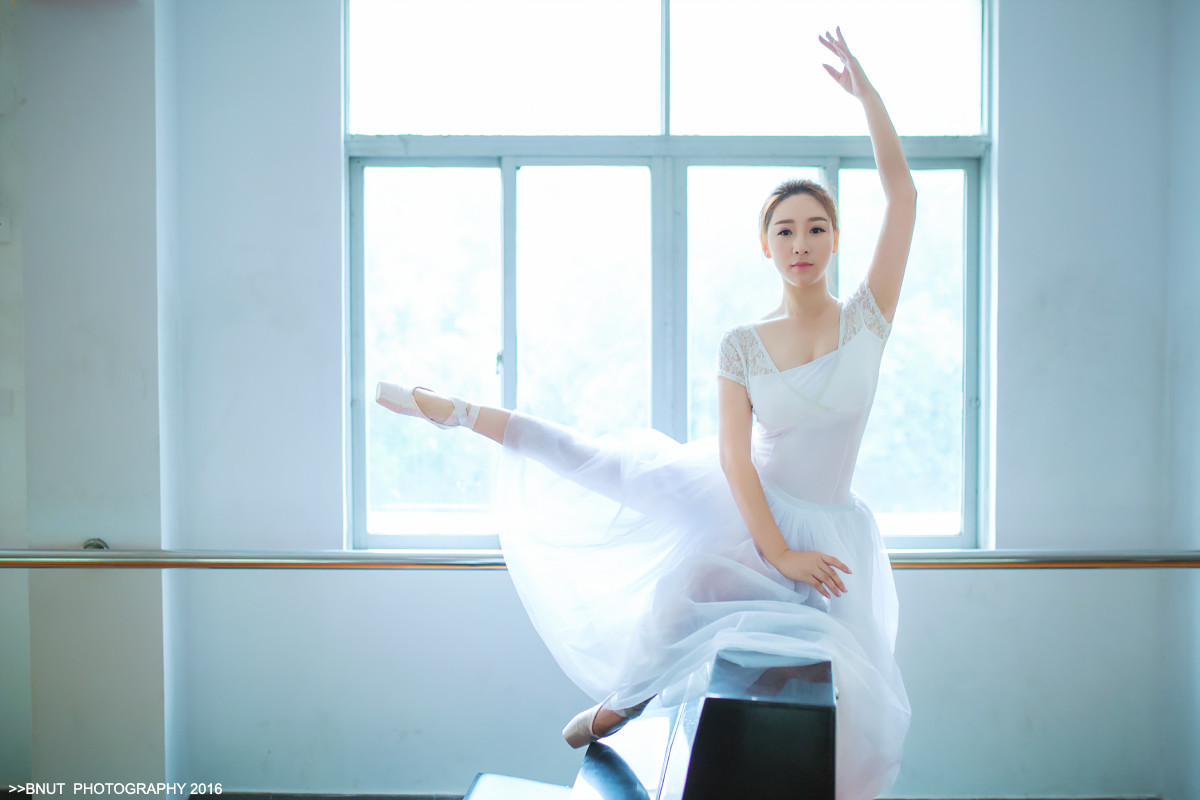 画面干净的芭蕾舞美女